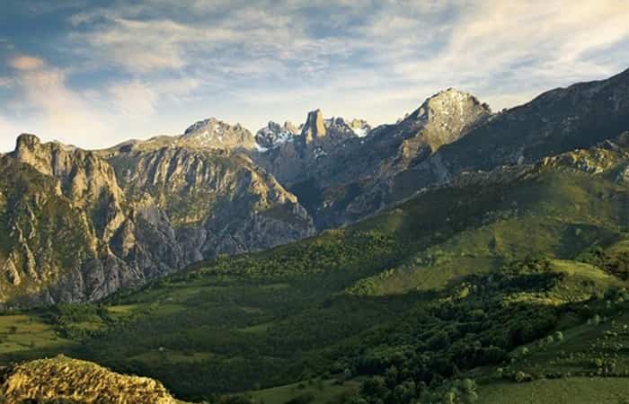Disfrutar del paisaje que nos ofrecen los Picos de Europa es algo que hay que hacer una vez en la vida Parque Nacional de los Picos de Europa, Cordillera Cantábrica