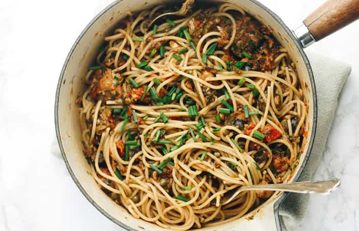 receta de pasta a la Puttanesca rica en vitamina D