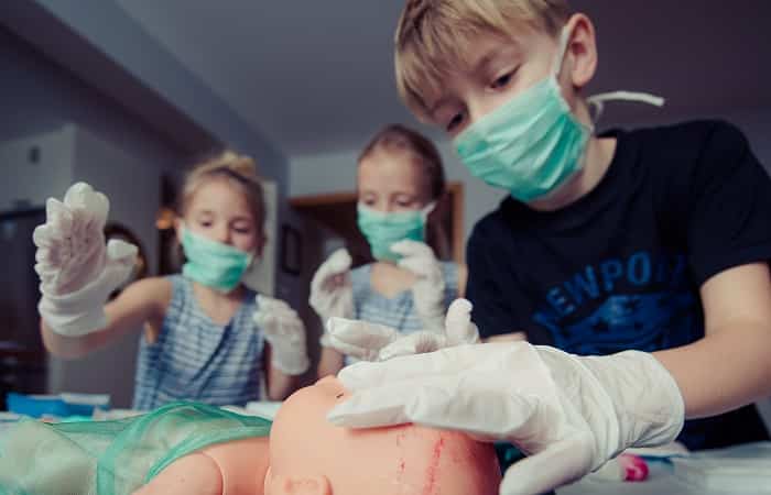 Beneficios-de-jugar-con-muñecas-Roles Beneficios de jugar con muñecas para niños y niñas