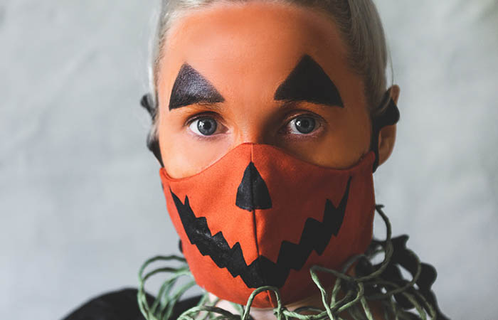 decorar la mascarilla: calabaza de Halloween decorar la mascarilla para Halloween como una calabaza