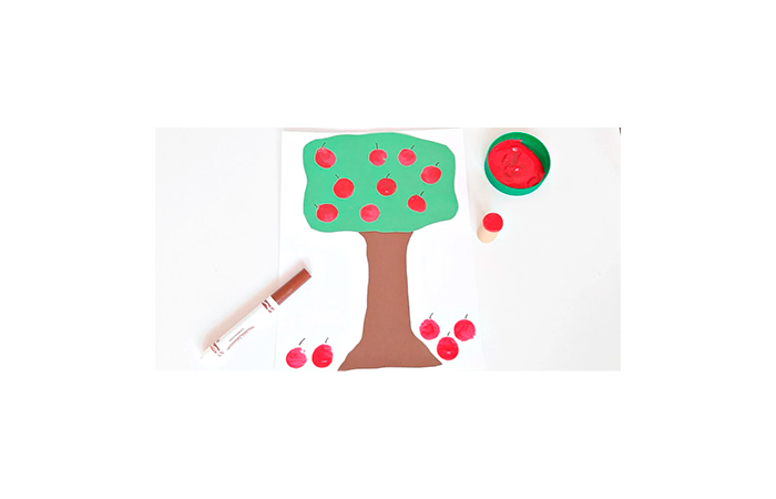 Dibujo de árbol con manzanas rojas estampadas con sello de corcho y pintura Sellos de corcho para estampar con témperas