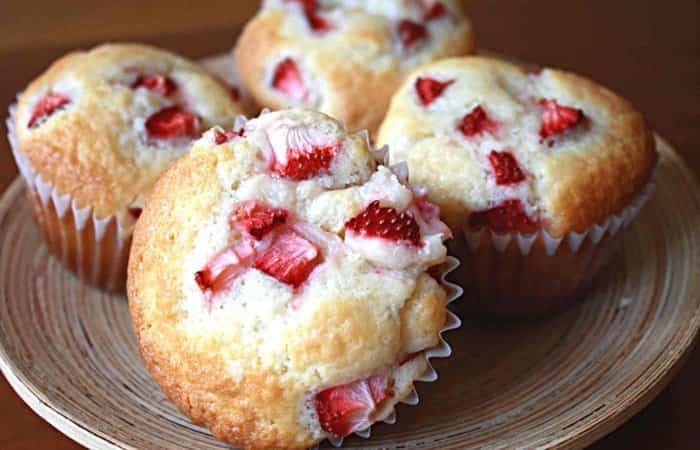 Magdalenas con daditos de fresa Postres con fresas: magdalenas