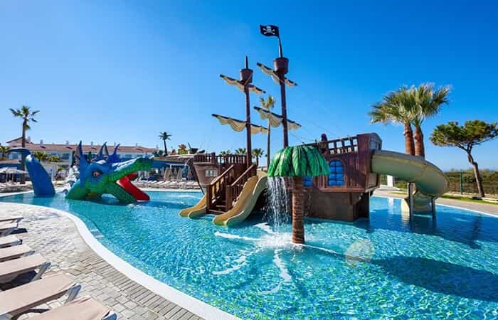Un barco pirata y un dragón, en la piscina de Hotel Riu Chiclana, uno de los mejores resort para familias los mejores resorts para familias en España:Hotel Riu Chiclana, Cádiz
