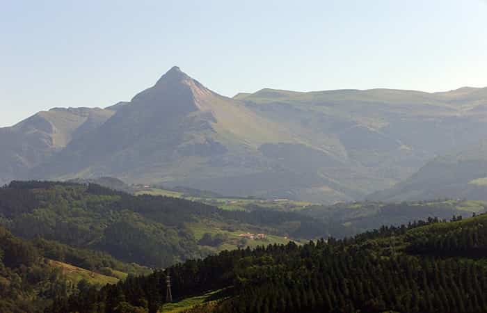 Paisaje con el monte Txindoki al fondo. Mejores sitios de España para acampar Monte Txindoki, Larraitz. Mejores sitios de España para acampar