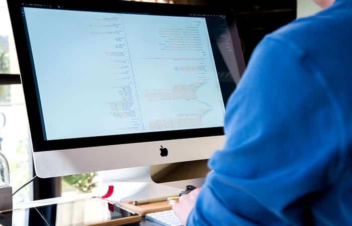 Profesiones con las que reinventarse: programacion La programación es otra de las mejores profesiones con las que reinventarse