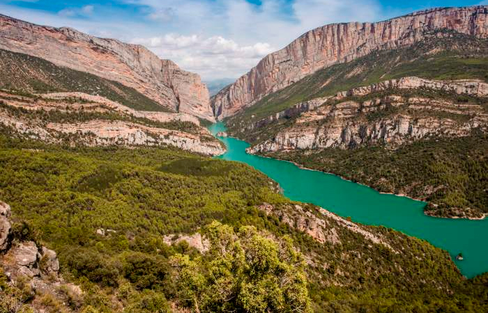 El río discurre plácido por el Congosto de Mont Rebei hacer kayak en el interior de España: Congosto de Mont Rebei
