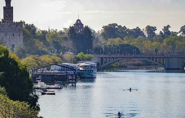 Hacer kayak en el interior de España, en Sevilla, por el Guadalquivir Hacer kayak en el interior de España. Río Guadalquivir, Sevilla