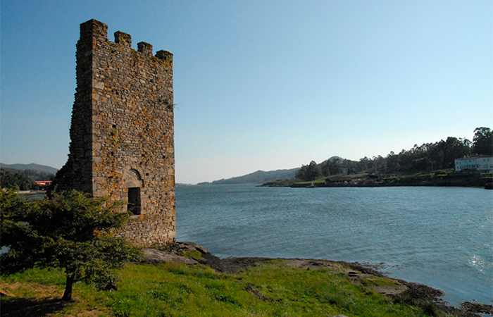 Río Ulla en Catoira y una de las torres de Oeste Río Ulla a su paso por Catoira, en Pontevedra
