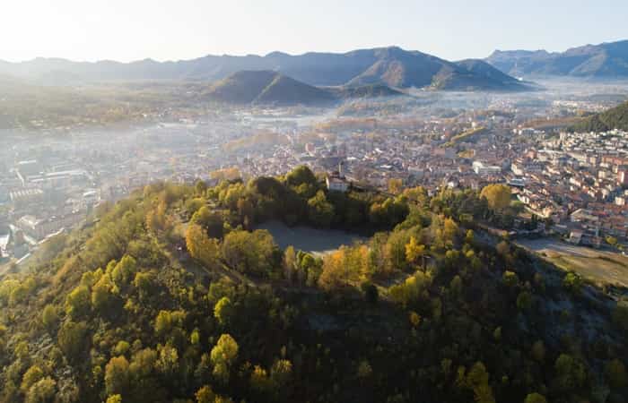 El paisaje natural de La Garrotxa es impresionante Volcán Montsacopa en Olo, La Garrotxa, Cataluña