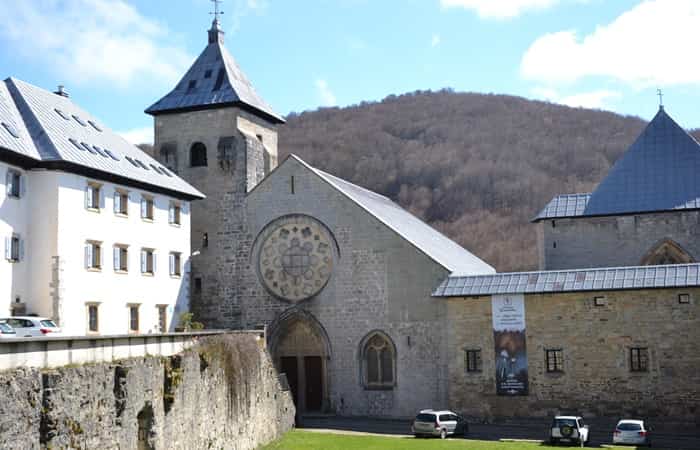 Roncesvalles Roncesvalles, en Navarra, y su colegiata de Santa María