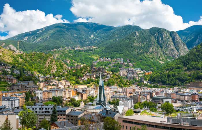 vista de Andorra la Vella con las montañas al fondo Andorra la Vella
