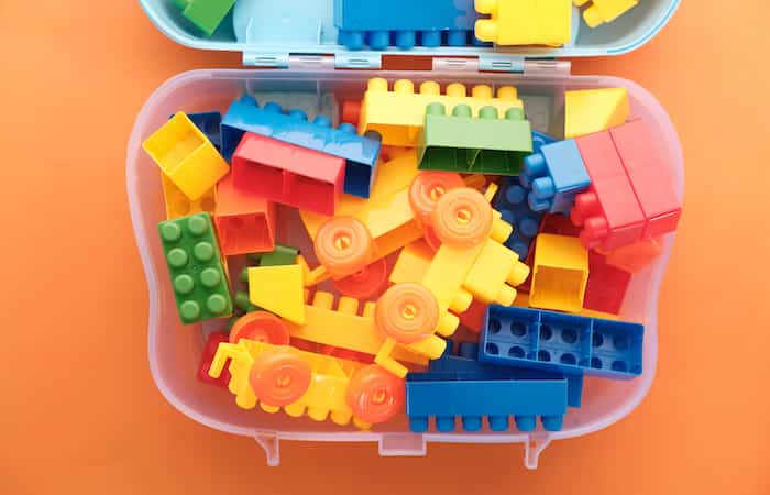 Many toy blocks in different colors in a box . Contar juguetes | Fuente: canva
