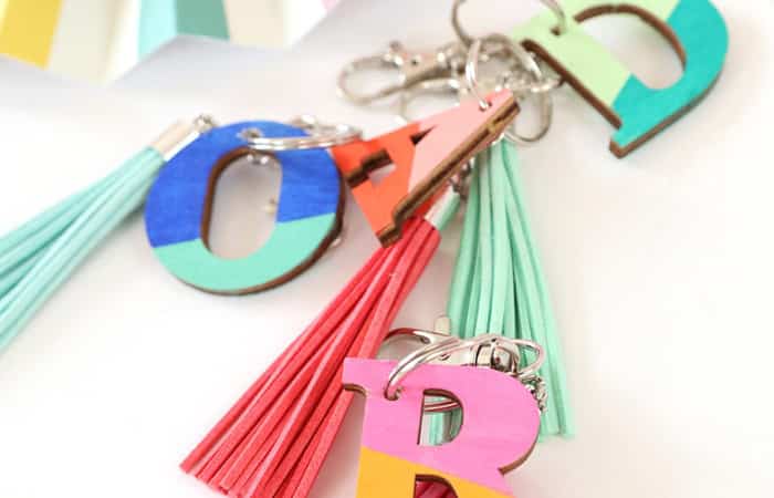 Manualidades para hacer llaveros con letras de madera Manualidades para hacer llaveros con letras de madera
