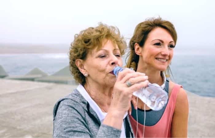 abuela bebiendo agua abuela bebiendo agua