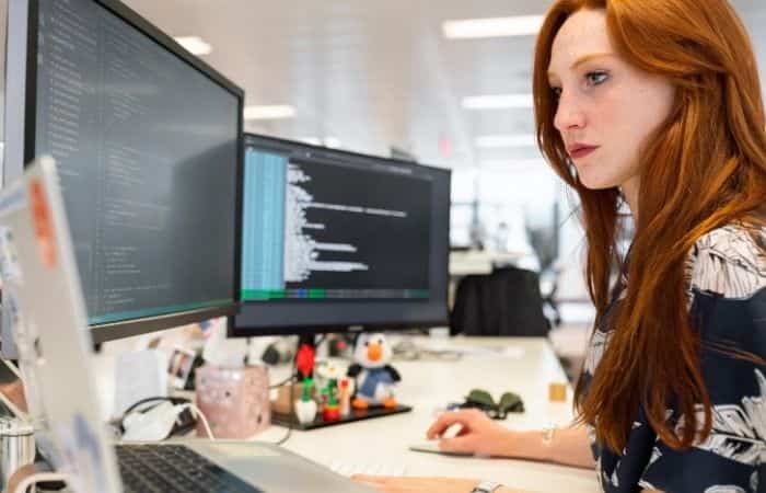 mujeres programando videojuegos mujeres programadoras de videojuegos