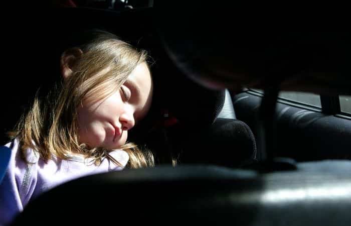 niña en coche