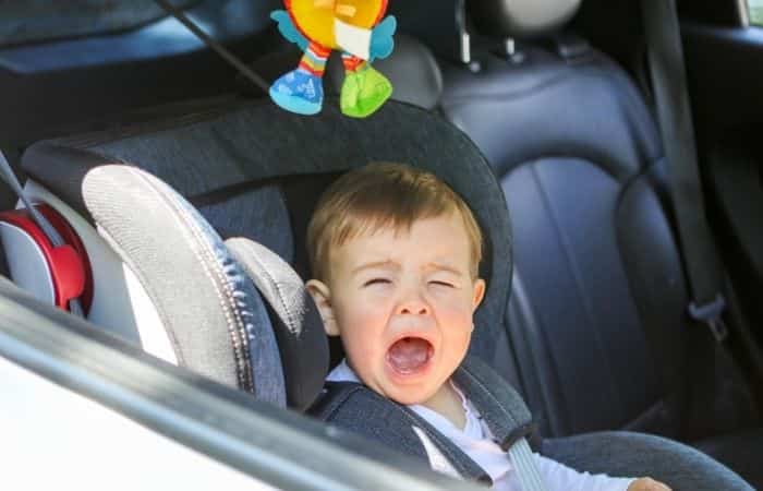 niño en coche