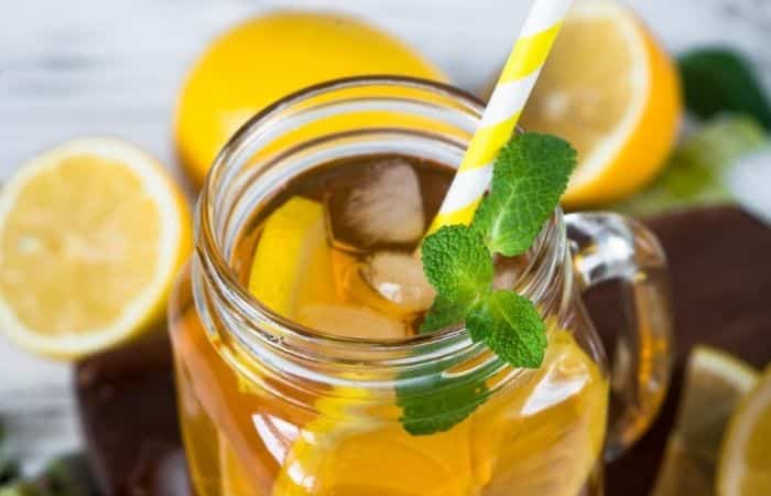 jarrita de té helado con limón Bebidas de limón: té helado con limón