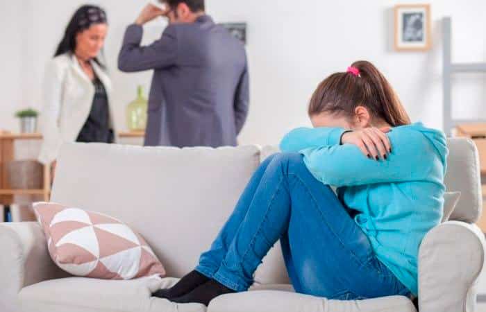 adolescente-enfadada-con-sus-padres trastorno negativista desafiante