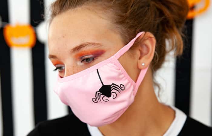 Decorar mascarilla con arañas Mascarilla con arañas