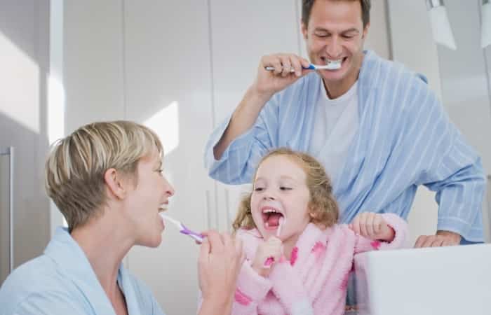 familia lavándose los dientes Enseñar a los niños a cepillarse los dientes