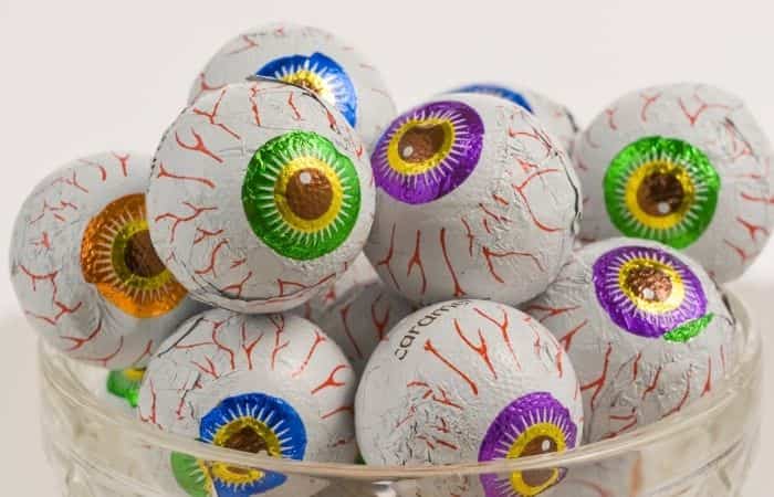 Ojos de Halloween llevados en cucharas Juegos de Halloween con los que sustituir el truco o trato: ojos sangrientos