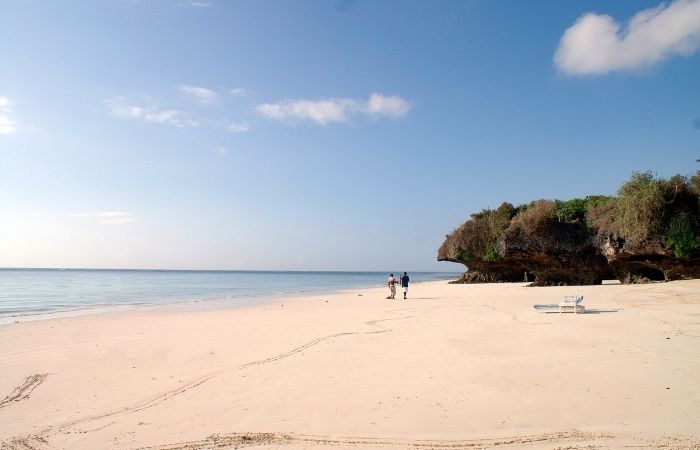 playa de arena fina con rocas a un lado en Mombasa, Kenia Kenia con niños: playa en Mombasa