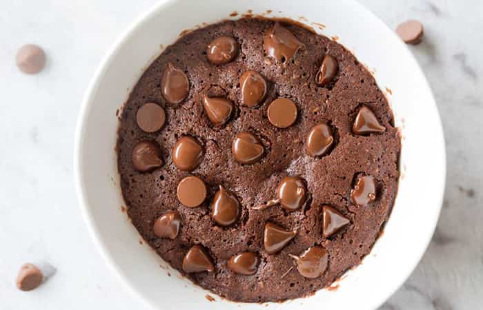 tarta de chocolate sin lactosa en taza