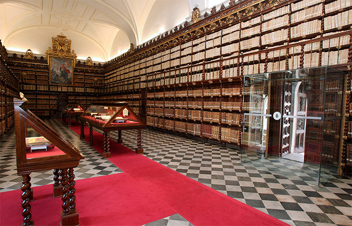 Interior de la biblioteca histórica de Santa Cruz, de la Universidad de Valladolid Biblioteca histórica de Santa Cruz