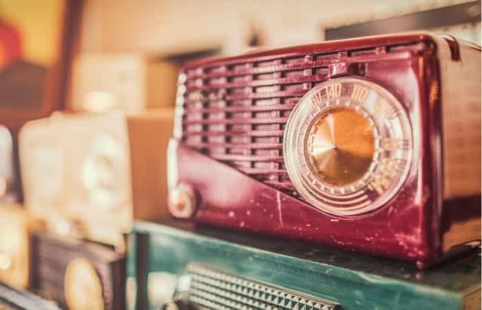 Radio, aparato eléctrico, versión antigua ejemplos de palabras polisémicas: radio
