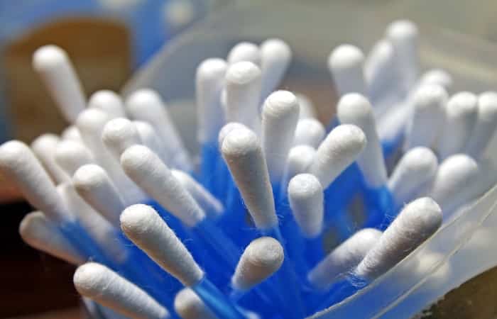 Bastoncillos para lavarse los oídos, una práctica peligrosa