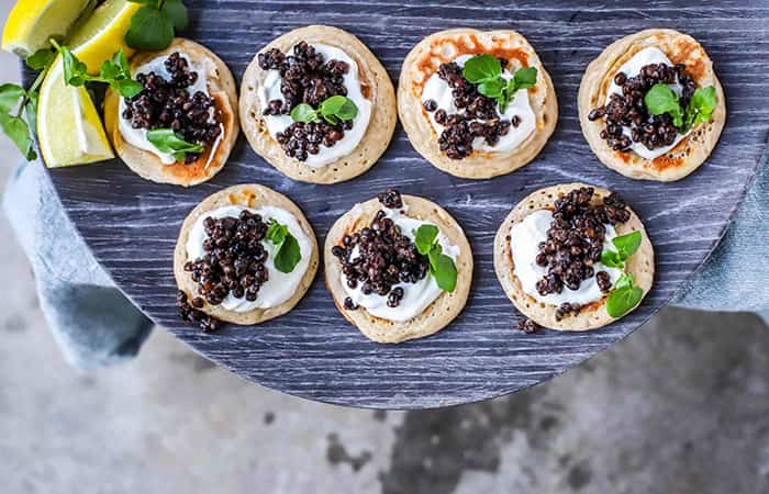 miniblinis con caviar de lentejas miniblinis con caviar de lentejas