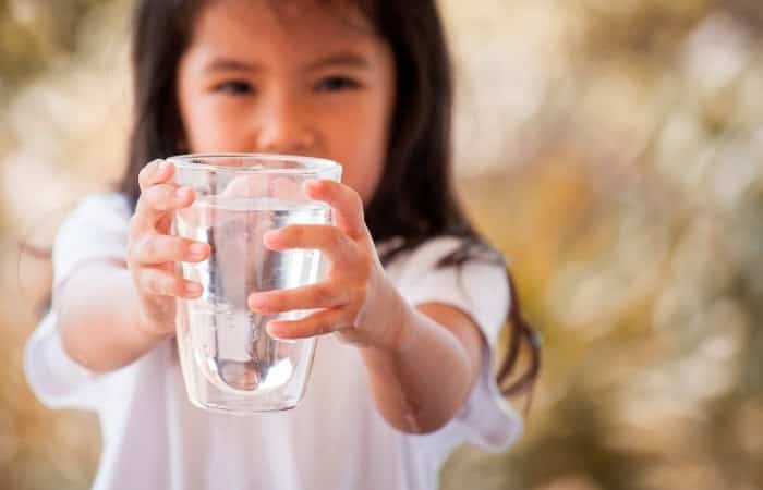 niña-con-vaso-de-agua Alimentos nutritivos: el agua