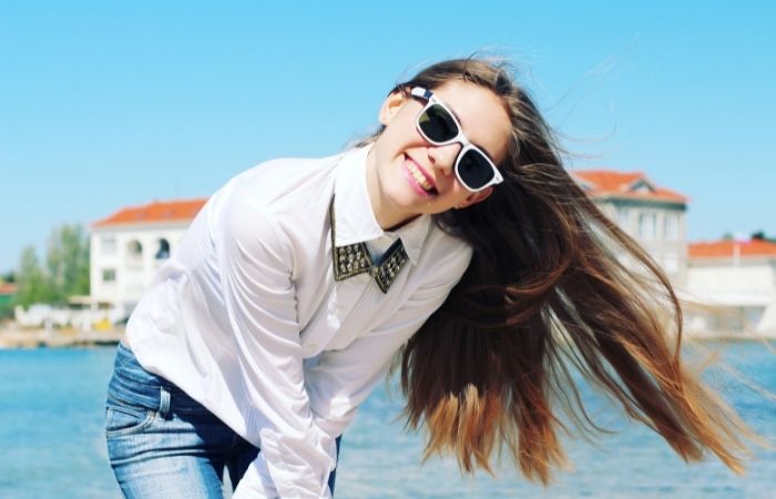 una niña que crece feliz sin frases tóxicas