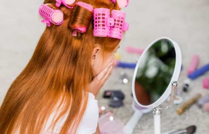 niña mirandose al espejo niña mirandose al espejo