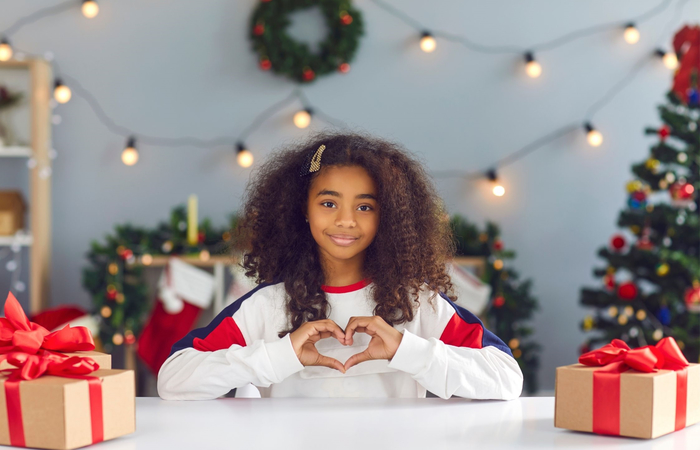 niña formando corazón corazón