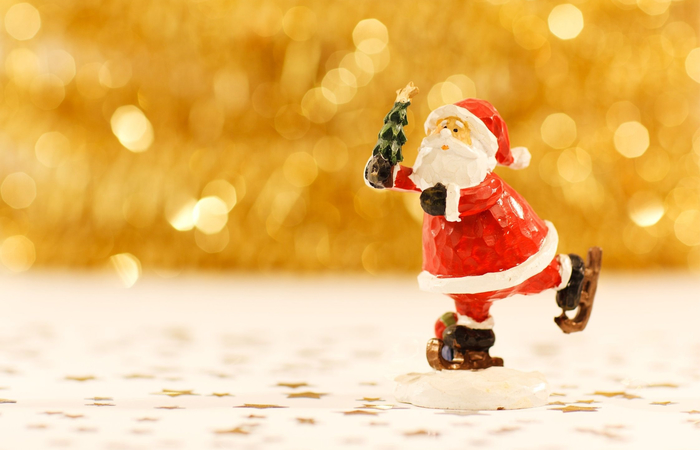 figura de papá noel patinando frases para felicitar la navidad: papá noel