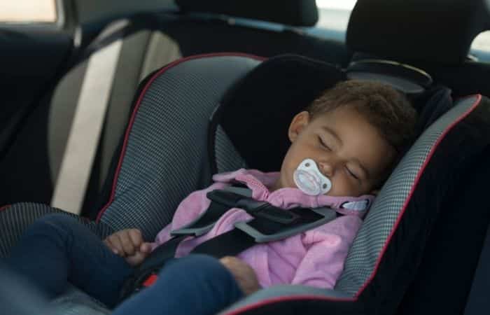 bebe en el coche bebe en el coche