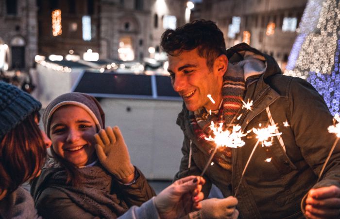 familia celebrando fin de año Frases para felicitar el año nuevo divertidas