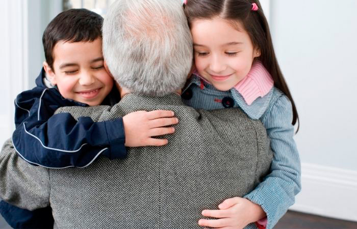 abuelo-abraza-a-sus-nietos Día Internacional del Abrazo