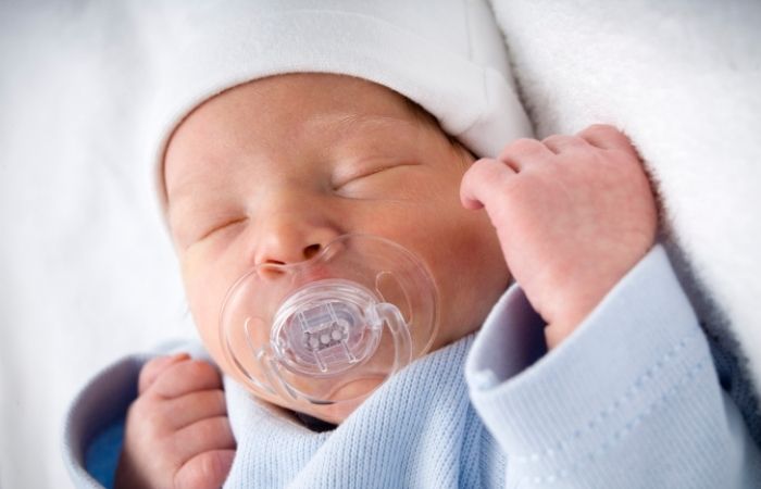 bebe-durmiendo-con-chupete Cosas que no hay que hacerle a un bebé