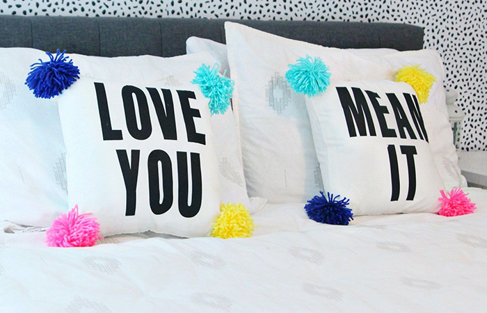 cojines personalizados con pompones cojines personalizados con pompones