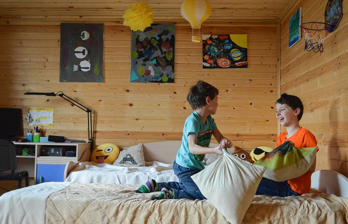 Dormir con los hermanos Beneficios de dormir juntos con los hermanos