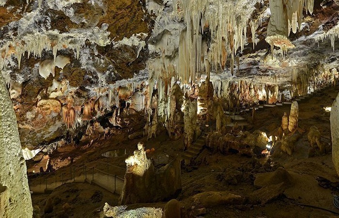 Las Cuevas del Águila, una cavidad kárstica única en el centro de la Península Sitios imprescindibles de las provincias del interior de España: Cuevas del Águila, Ávila
