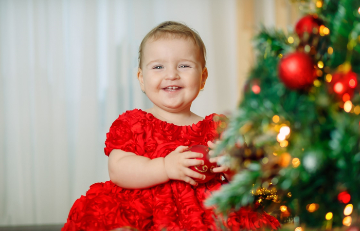 fotografía de navidad niña sonriente ideas para sustituir la cabalgata de reyes