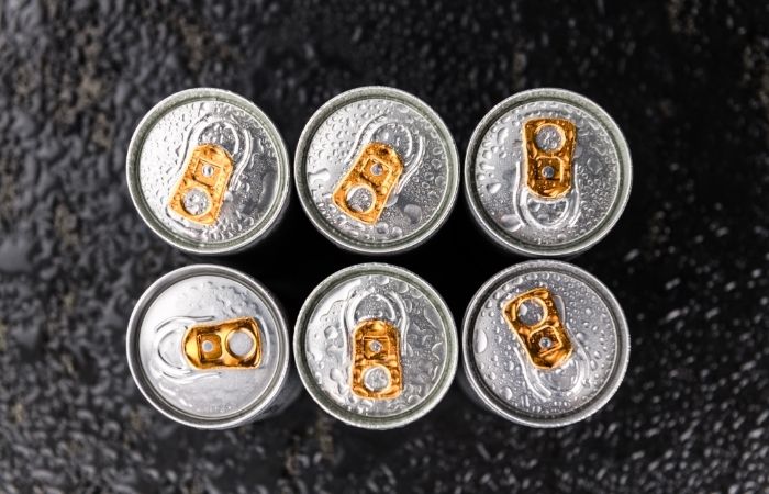 latas-de-refrecos-vista-cenital Alimentos prohibidos. Bebidas energéticas