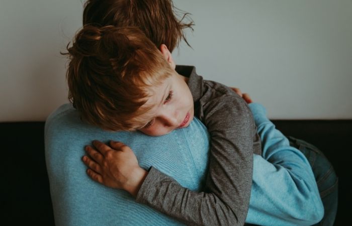 madre-con-su-hijo-en-brazos Delirio. Madre consuela a su hijo asustado