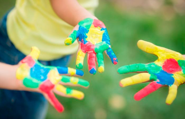 manos-de-niños-pintadas Síndrome X frágil. Ayudas.