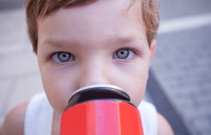 niña-pequeña-bebiendo-refresco Alimentos prohibidos. Bebidas azucaradas con gas