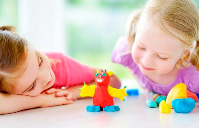niñas-jugando-con-plastilina Conservar la creatividad de los niños.